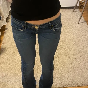 Lågmidjade bootcut jeans  - Säljer dessa jätte snygga jeansen från true religon 💕De är omsydda extra lågmidjade av förra ägaren 💕Skriv privat om du vill ha mått! 