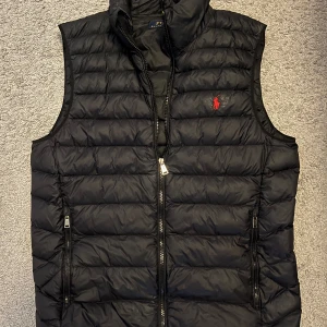 Raplh Lauren väst  - Snygg klassisk väst från Ralph Lauren storlek S passar M. Inga defekter. Skriv vid övriga frågor 