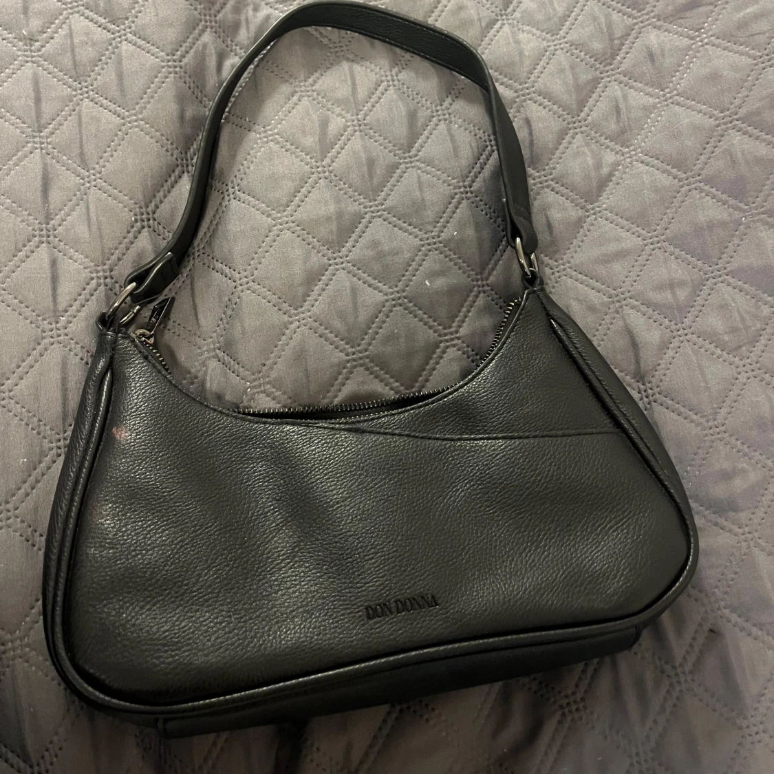 Svart axelväska från Don Donna