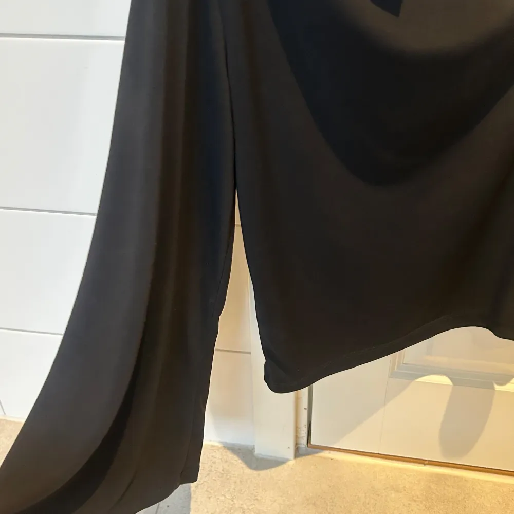 Snygg svart oneshoulder topp från Lindex med en lång ärm. Perfekt för en stilren look. Tillverkad i ett mjukt och bekvämt material. Endast använd en gång så är i väldigt fint skick. . Yläosat.