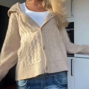 Beige stickad kofta från & Other Stories - Mysig beige stickad kofta med huva från & Other Stories. Koftan har ett vågigt mönster och knappar framtill. Inga defekter! Skriv privat för egna bilder💗