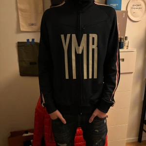YMR ZIP - Extremt fet YMR zip nypriset på denna ligger på strax 1400 kr,  även i nyskick!