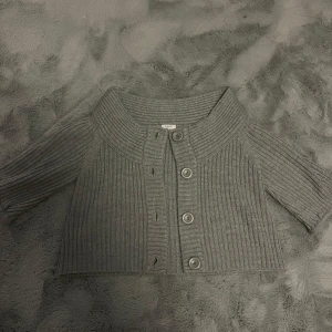 Trekvartsärmad kofta - Säljer min kofta som jag köpte på secondhand, har ett hål baksidan av ärmen men de går att sy. Har stl XS vanligtvis men kan använda denna