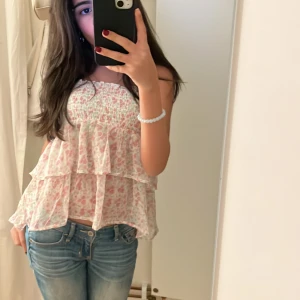 Blommig ärmlös topp - Söt blommig ärmlös topp med volanger i rosa och vit. Kontakta för köp eller frågor💕💕