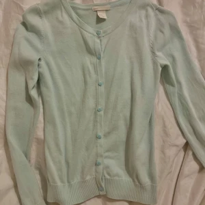 Finstickad kofta  - Super söt turkos/mint kofta från hm. Perfekt till sommaren. 