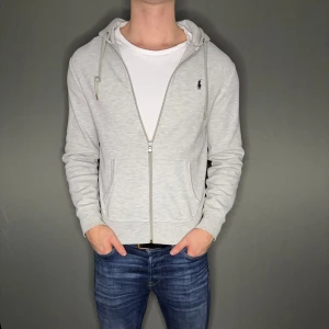 Ralph lauren tröja - Hej säljer nu min fina Ralph Lauren zip hoodie i storlek S. Den är i nyskick och kommer vara otroligt snygg i höst/vinter. Nypris cirka 2300kr! Vi kommer att sälja liknande produkter nu närmare vinter så glöm inte följa profilen!🌊🍾