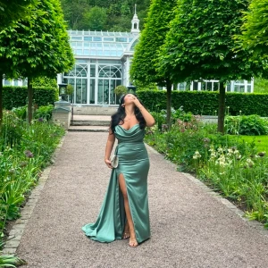 Grön axelbandslös långklänning - Säljer min fina balklänning med släp! Perfekt till balen och andra festligheter. Har sytt om ryggen då den var för liten för mig. Var egentligen en XS från början men är S nu. Skriv för fler bilder! 💕