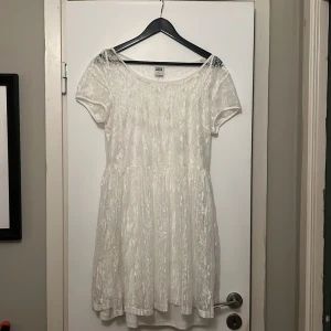 Vit spetsklänning från Vero Moda - Säljer en söt vit spetsklänning från Vero Moda. Klänningen har korta ärmar och en rund halsringning. Perfekt för somriga dagar eller speciella tillfällen. 💫