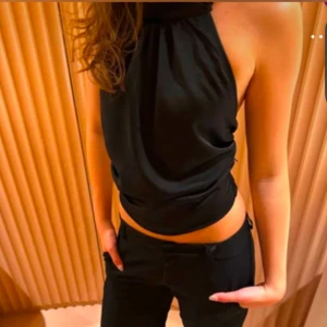 Svart halterneck topp - Snygg svart halterneck topp i ett glansigt material. Inga defekter och prislappen är kvar. Skriv privat för frågor 💕💕