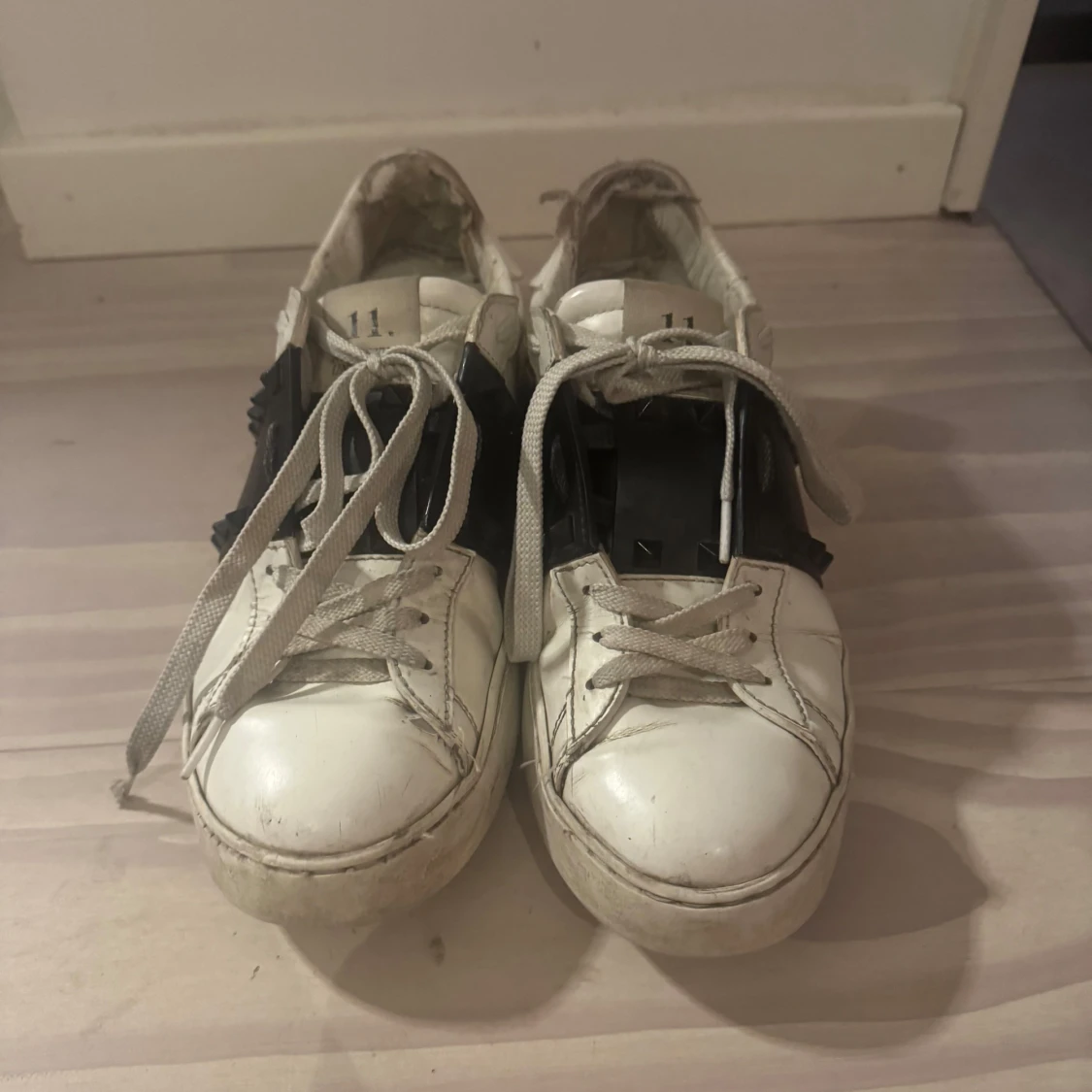 Valentino sneakers med svarta detaljer - 1