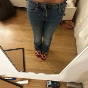 Blå jeans från Pull&Bear - Snygga blå jeans från Pull&Bear med en klassisk femficksdesign. De har en knapp och dragkedja framtill och är perfekta för en avslappnad stil. Jeansen har en smickrande passform och är tillverkade i ett bekvämt denimtyg.knapp går att stängas men dom är för små för mig 