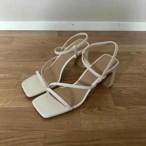Vita sandaler med klack från H&M - Snygga vita sandaler med klack från H&M. Använda 1 gång