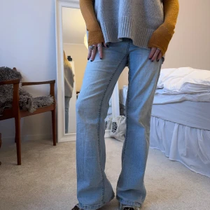 Bootcut - Bootcut jeans, så perfekta o passar till varenda outfit!! Lågmidjade med så snygg passform. 36cm över midjan och 80cm i innersöm🩷