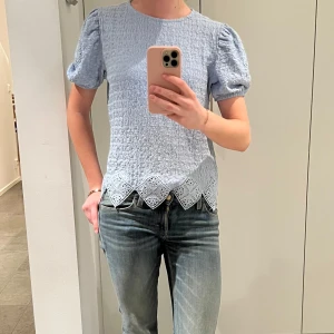 Ljusblå blus/t-shirt med spetsdetaljer från Zara - Fin ljusblå blus/t-shirt från Zara med super fina spetsdetaljer + puffärmar🌀❗️Skriv om du vill ha fler bilder❗️ Storlek: 13-14 år, 164 Nypris: ca 300kr