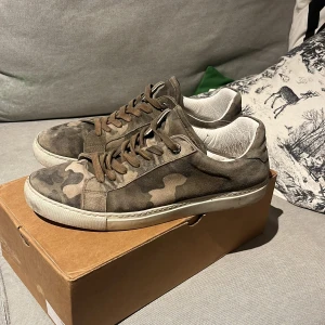 Zadig & Voltaire Camouflage sneakers i mocka - Säljer dessa fina skor då dem är för små 7/10 i skick och är allmänt fräscha vid snabb affär kan jag dra ned priset. Mvh 