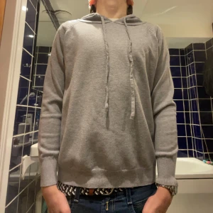 Grå ull hoodie - Säljer en stilren grå hoodie. Perfekt för en avslappnad look. Skicket på tröjan är ca (8/10) fraktar samma dag eller dagen efter den köps🚚 skriv till mig om frågor eller funderingar 💛