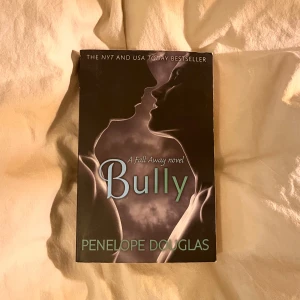 Bully - Säljer boken ”Bully” av Penelope Douglas (2014, Engelska) i mycket bra skick! Boken är inte läst, har inga märkningar eller böjda kanter på insidan, men enstaka böjda kanter på utsidan (se sista bild). Ingen retur. Packar boken i flera lager för att minska risken för skada under leverans. Kan skicka med post eller mötas upp i Uppsala! Det är bara att skriva om du har några frågor! <3