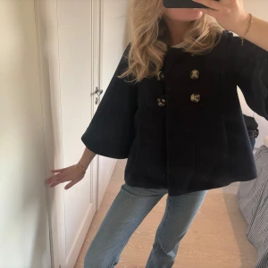 Trekvartsärmad trenchcoat  - Helt sjukt fin trenchcoat/ skäpparkavaj i ull med utsvängda trekvartsärmar😍😍 jag dööör för denna men kommer tyvärr inte till använd 