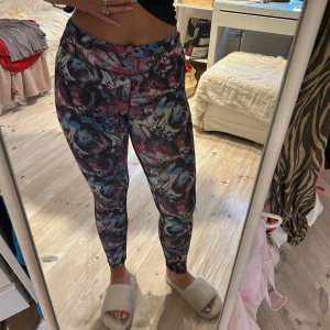 Mönstrade tights  - Tights med coolt mönster, band inuti så man kan spänna så dem passar en perfekt, ser ingen storlek men uppskattar en s ❤️