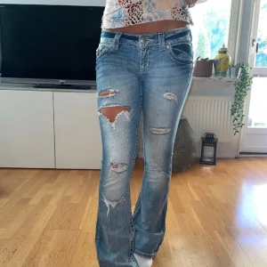 Miss me jeans - Super snygga miss me jeans i storlek W26❣️(första två bilderna är ifrån tjejen jag köpte dem av) midjemått rakt över: 35 cm rakt över men stretch till 37 cm, Innerbenslängd: 78 cm 💞Dem har en liten defekt men inget som man märker av speciellt mke skriv för bild på defekten💓Hör av er om ni har frågor!❤️
