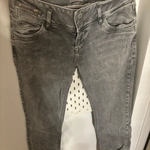 Grå jeans med dragkedja - Snygga grå jeans med en klassisk femficksdesign och dragkedja. Straight leg. Används Max 1 gång