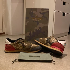 Valentino Rockrunner sneakers i camouflage - Tja! Säljer mina feta valentino rockrunners då jag inte använder dessa längre. Skicket är 7/10 då jag inte använt de så mycket. Priset är inte hugget i sten!!!