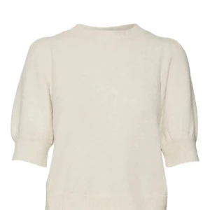 Vero moda stickad topp!! - Säljer min superfina stickade topp från Vero Moda i strl xxs, men skulle säga att den passar xs också! Säljer då den ej kommer till användning längre! 💝💝