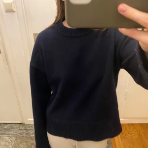 Stickad tröja hm - Jättegosig stickad tröja från H&M som jag tror inte går att köpa längre. Endast använd enstaka gånger! Kontakta för fler bilder!! Svarar snabbt ☺️ 