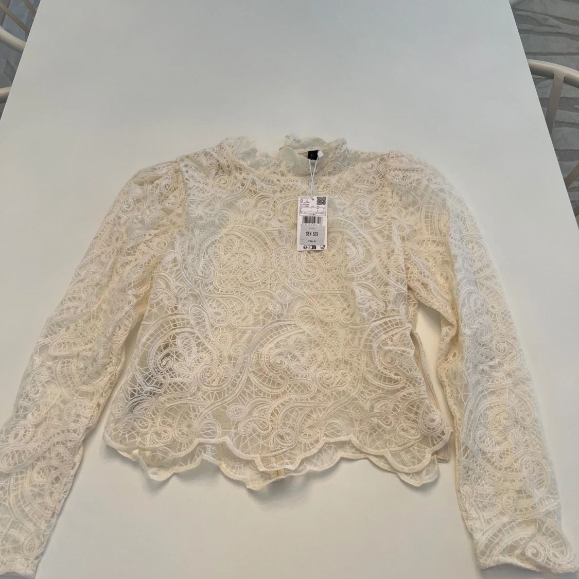 Vit spetsblus från Mango