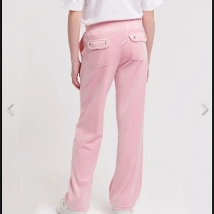 Rosa mjukisbyxor med fickor - Snygga rosa mjukisbyxor med breda ben och praktiska fickor fram och bak. Byxorna har en bekväm dragsko i midjan för justerbar passform. Perfekta för en avslappnad stil. Dom har 1 knapp i bak inte 2 men dom är äkta, dom kostar 350 köpte dom för 800 kr