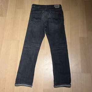 Replay jeans - Storlek 164 replay thad boyfriend jeans. Jeansen är slim/straight. Skick 8/10 inga skador förutom lappen där bak (bild 5). Nypris är 800 kr. De är köpta från boozt men har tyvärr inget kvitto kvar.