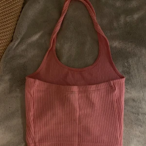 halterneck topp  - Somrig rosa halterneck topp från hm 💓 den är knappt använd då den är för liten för mig 💗storlek xs🤍
