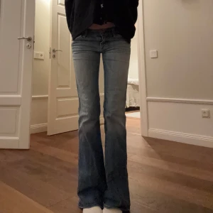 Blå bootcut jeans - Snygga blå bootcut jeans med låg midja. Perfekta för en avslappnad stil. Klassisk femficksdesign och dragkedja fram. Jag är 172! ✨✨midjemått 25