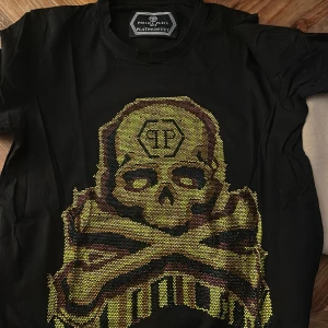 Svart t-shirt med dödskalle från Philipp Plein - Snygg svart t-shirt från Philipp Plein nästan som nu