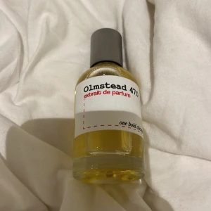 Olmstead 47.0 Extrait de Parfum - En elegant flaska med Olmstead 47.0 Extrait de Parfum från One Bold Choice. 