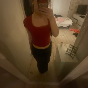 Röd t-shirt - Säljer denna tröjan!Använd ett fåtal gånger bara💗