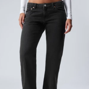 Svarta jeans från Weekday - Oanvända jeans från weekday, modell-arrow, lågmidjade. Orginalpris-600kr