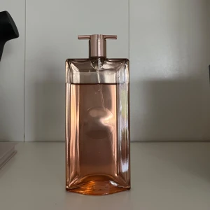 Lancôme idole intense 50ml - Lancome idole intense parfym 50ml. Använt lite som man kan se på bilden!