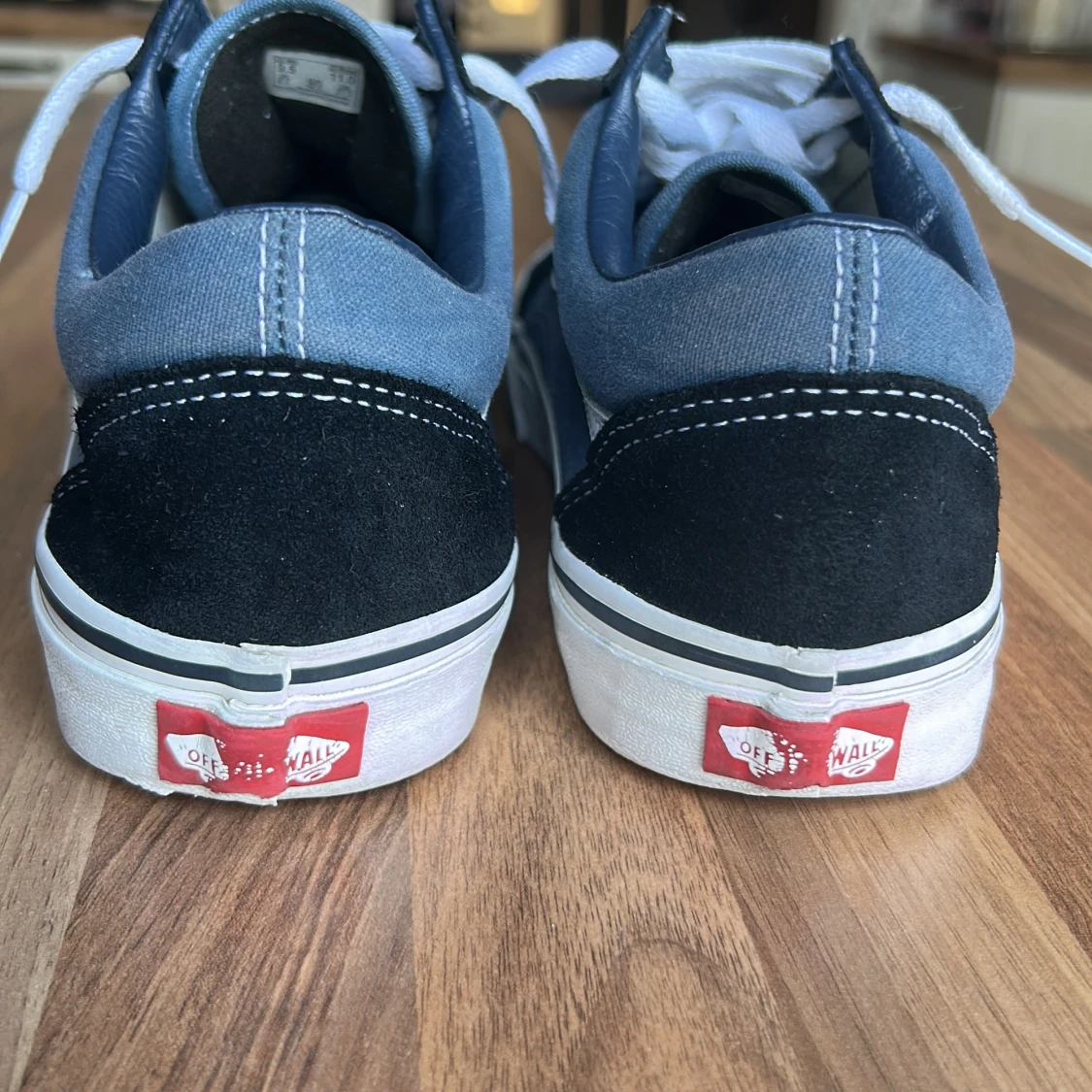 Svart och blå sneakers från Vans - 2