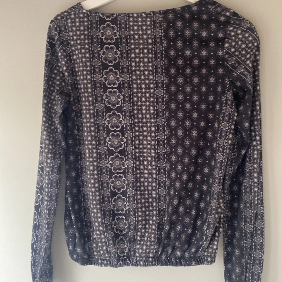 Mönstrad långärmad blus - 1