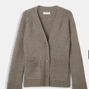 Beige kofta från Wera - Intressekoll på min jättefina kofta från Wera. Köpt för 900kr och helt slut i lager.Strlk M men den passar mig som vanligtvis har S/Xs Endast använd två gånger pga att det inte riktigt är min stil. Skriv för fler bilder och om ni har fler frågor❤️