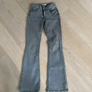 Grå bootcut jeans från Perfect Jeans - Snygga grå bootcut jeans från Gina 