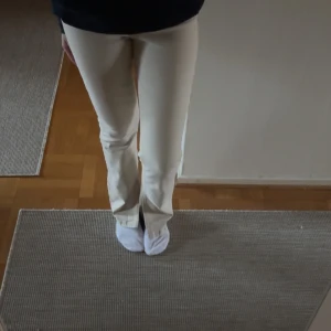 Beige jeans från Zara - Snygga beige jeans från Zara med en klassisk femficksdesign. De är högmidjade och har slitsar längs ner på benen. Aldrig använt dem.