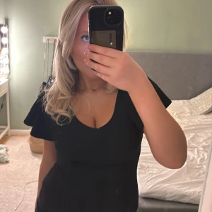 Svart blus - En fin svart blus som aldrig kommit till användning tyvärr. Anvånd 0 gånger. Nytt skick.