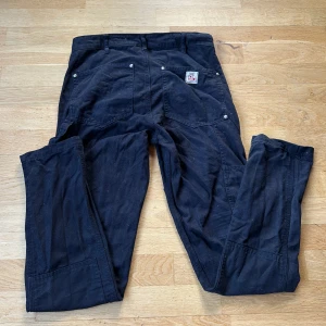 Mörkblåa logger jeans lager 157 - Snygga byxor med praktiska fickor och detaljer som dragkedja och knappar. Som både funkar som vardagsbyxor och jobbyxor. Min kille köpte dem men använde de endast 2 gånger. Nytvättade. 💙100% bomull