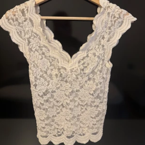 Vit spetstopp  - Vita spetstopp ifrån Stradivarius i storlek XS, endast använt fåtalet gånger 