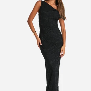 Svart oneshoulder långklänning - Elegant svart långklänning med oneshoulder-design. Klänningen har en figurnära passform och ett subtilt mönster som ger en lyxig känsla. Perfekt för balen.  slutsåld i 38 