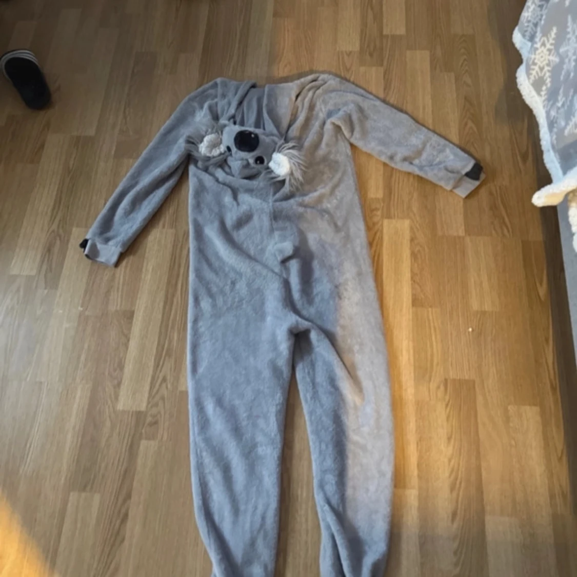 Grå koala onesie från Lindex - 1