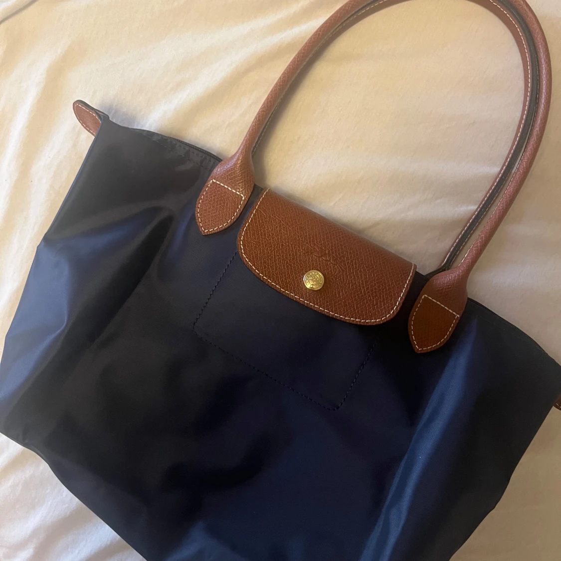 Mörkblå axelväska med bruna detaljer - 1