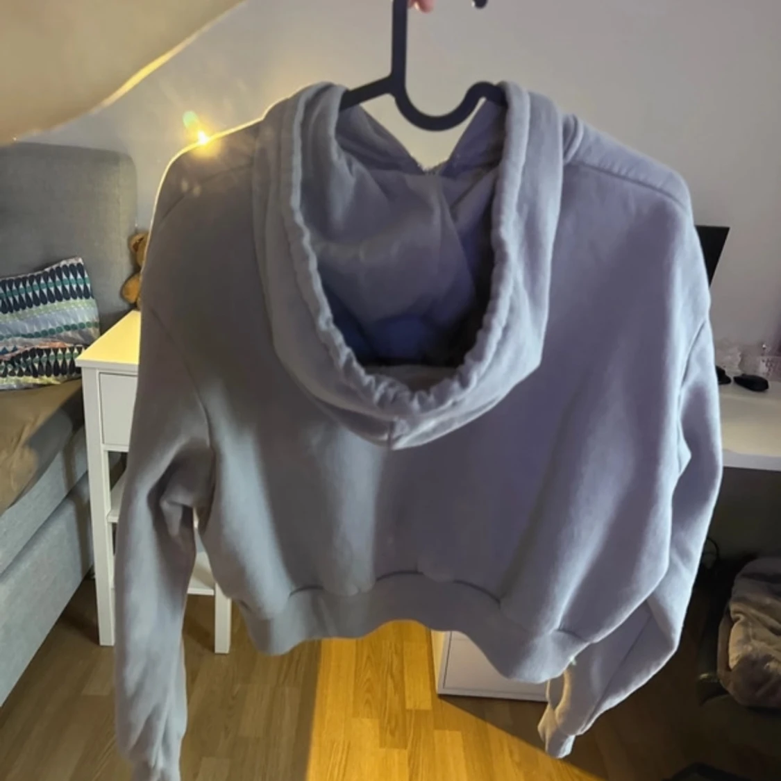 Ljuslila hoodie från Divided - 1